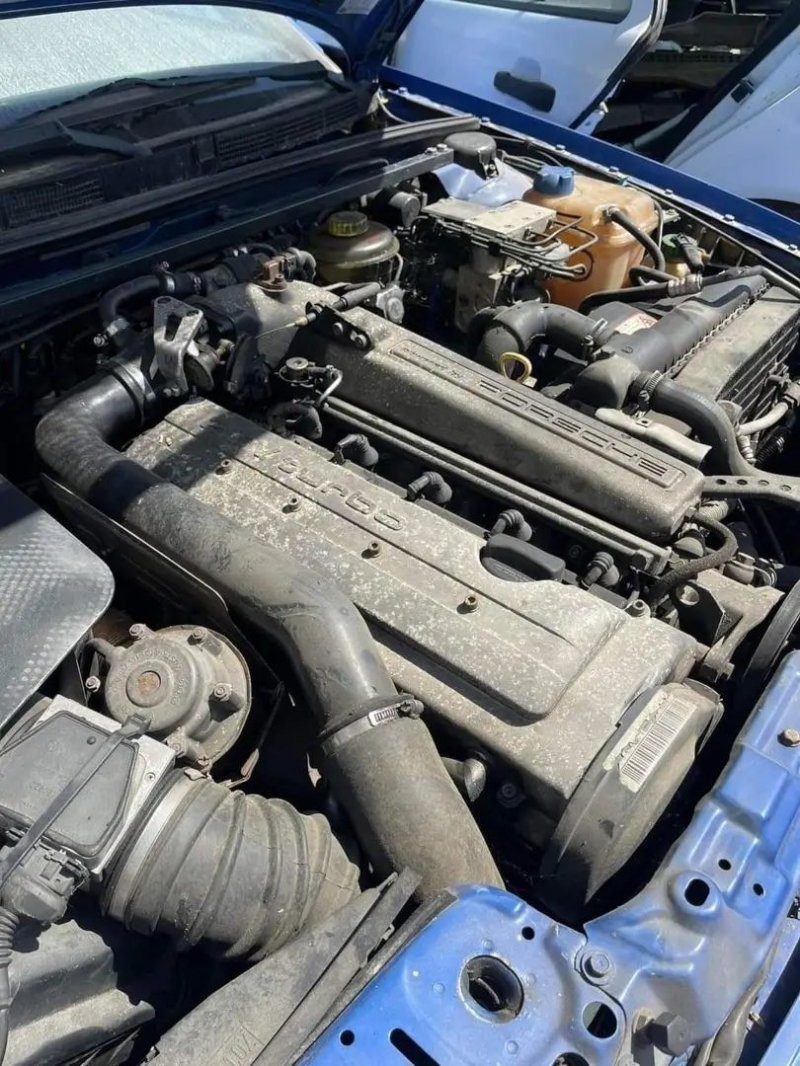 Грустный Audi RS2 Avant ожидает утилизации на свалке в Португалии