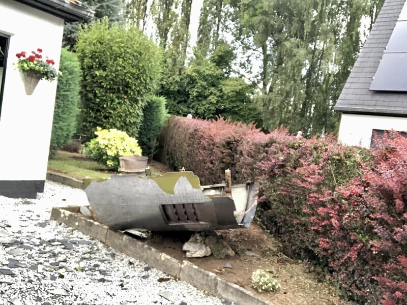 Самолет Air Atlanta уронил часть двигателя во двор дома