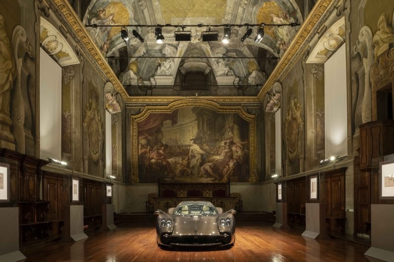 Новый Pagani Utopia рядом с оригинальными произведениями Леонардо да Винчи выглядит как дома 