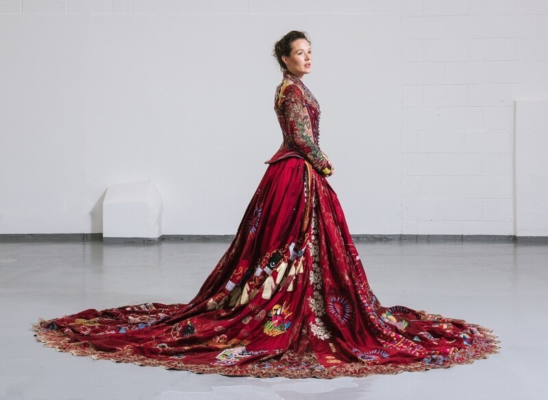 "Красное платье" - проект, объединивший народы разных стран