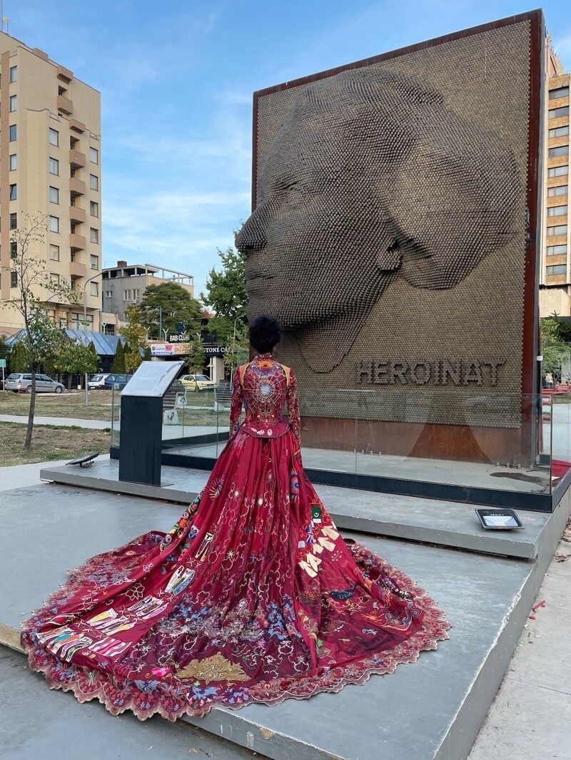 "Красное платье" - проект, объединивший народы разных стран