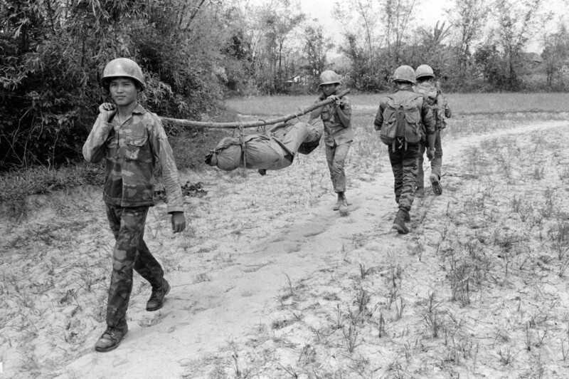 10 сентября 1972 года. Южновьетнамские солдаты несут тело своего убитого товарища. Фото Ennio Iacobucci.