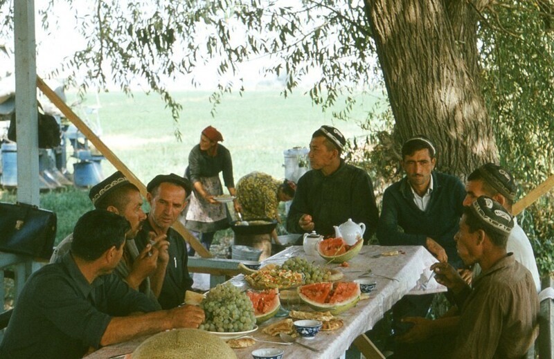 Сентябрь 1972 года. Работники совхоза под Самаркандом отдыхают во время сбора хлопка.