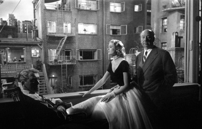 Грейс Келли и Джимми Стюарт с режиссером Альфредом Хичкоком. "Окно во двор" 1953 г.