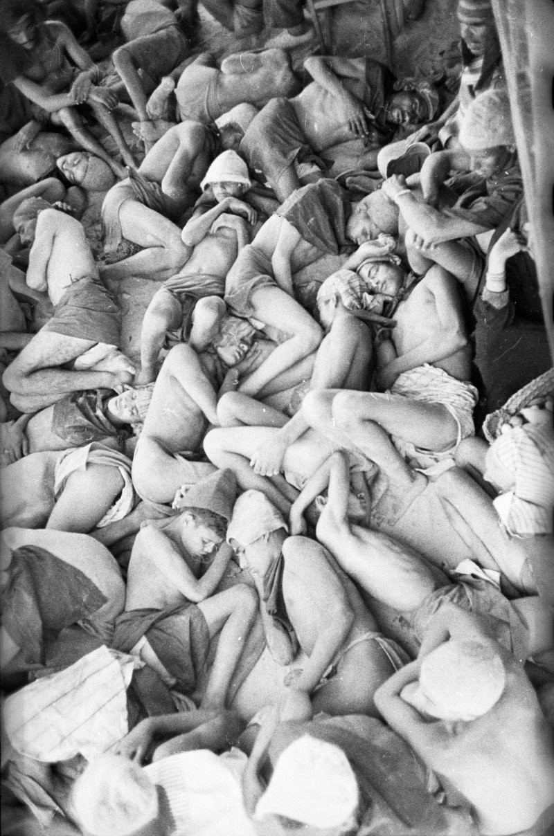 Египетская массовка отдыхает на съемках фильма "Земля Фараонов " 1955 г.