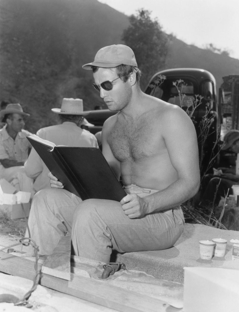 Марлон Брандо читает на съемочной площадке фильма "Юлий Цезарь" 1953 г.
