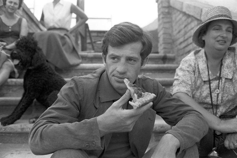 Жан-Поль Бельмондо обедает на съемках фильма "Две женщины" 1960 г.