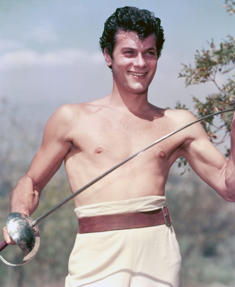 Тони Кёртис на съемках фильма "Лиловая маска" 1955 г.