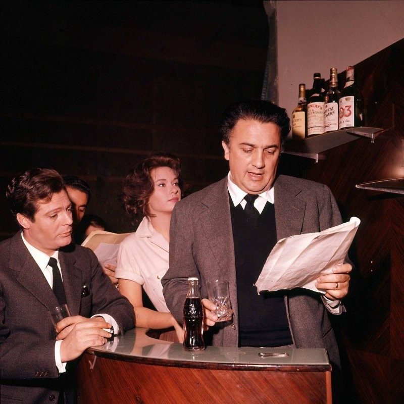 Федерико Феллини с итальянской актрисой Леа Массари и актер Марчелло Мастроянни читают сценарий на съемках фильма "Сладкая жизнь" 1959 г.