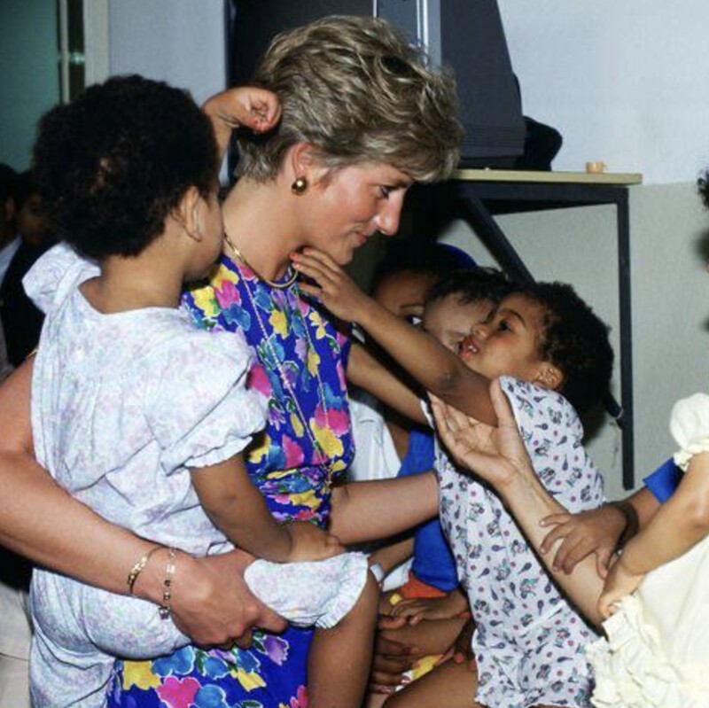 Принцесса Диана посещает ВИЧ-инфицированных детей