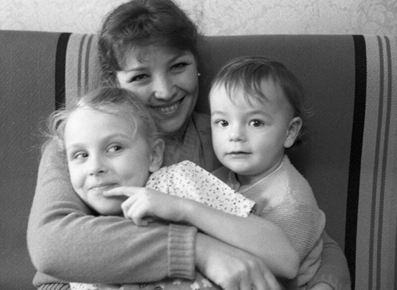 Ольга Остроумова с дочерью Ольгой и сыном Михаилом, 1985 год