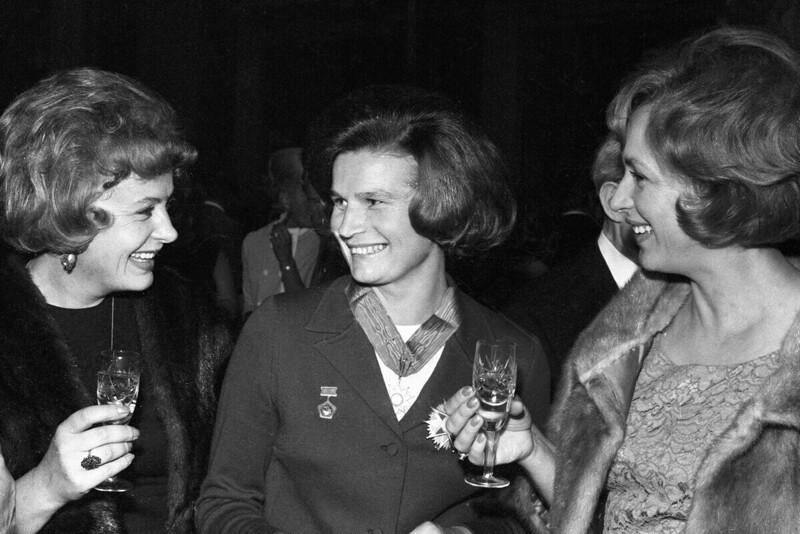 Алла Ларионова и Клара Лучко беседуют с Валентиной Терешковой на приеме в посольстве Чили, 1969 год