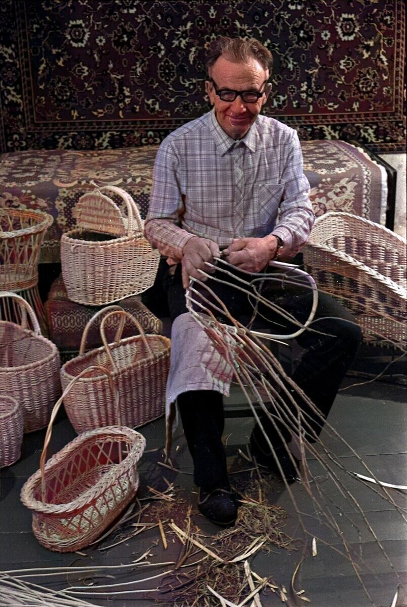 Мастер плетения Александр Погодин. Ярославль, 1984 год.