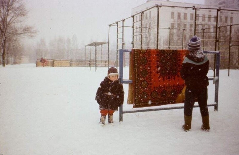 В городских микрорайонах СССР, с наступлением морозов, первый большой снег был обязательно связан с выбиванием ковров на улице