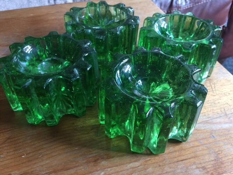 Четыре предмета из зеленого стекла. Они довольно тяжелые