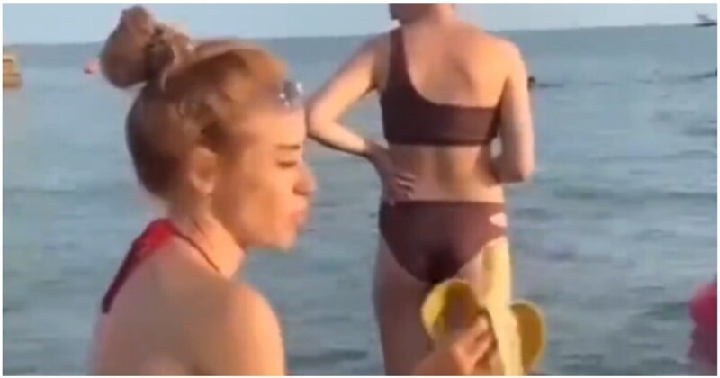 Входит и выходит: девушка эротично ест банан на пляже