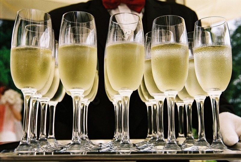 Миллионы воздушных пузырьков и лёгкое кислородное голодание: неоднозначные свойства шампанского