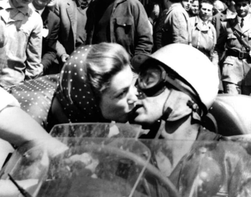 «Поцелуй смерти» гонщика Альфонсо Де Портаго и его невесты Линды Кристиан. Портаго разбился насмерть вскоре после старта