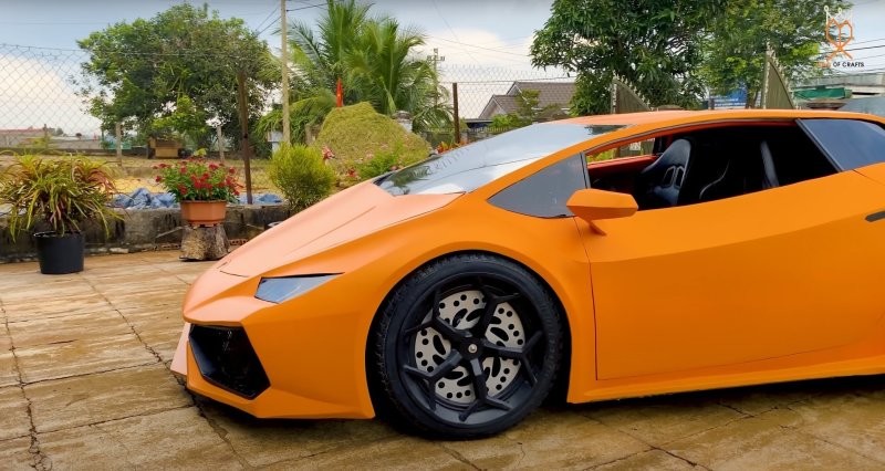 Умельцы из Вьетнама слепили из картона копию спорткара Lamborghini Huaracan