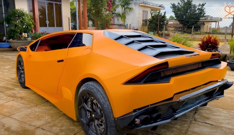 Умельцы из Вьетнама слепили из картона копию спорткара Lamborghini Huaracan