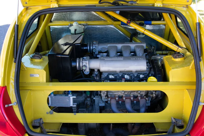 Один из 159: супер-редкий гоночный автомобиль Renault Clio V6 Trophy