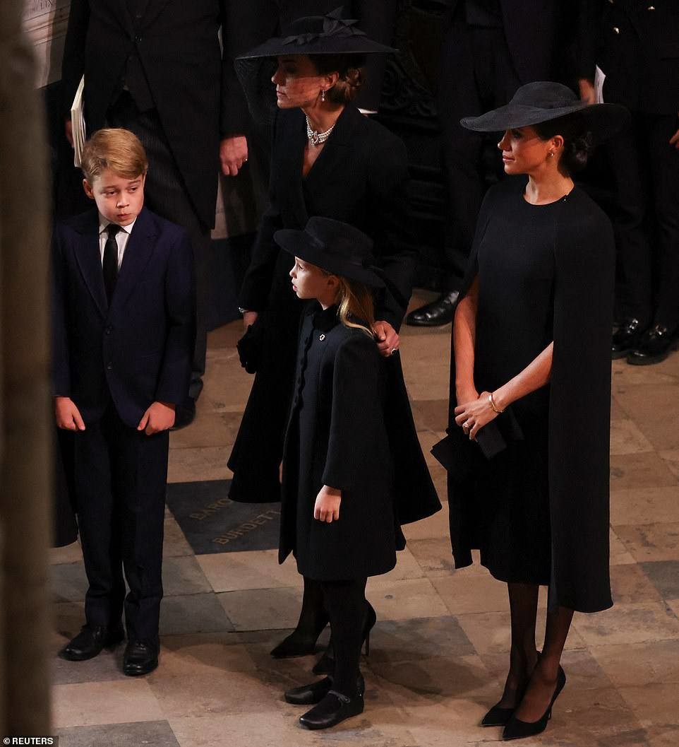 Не очень грустно. Мир прощается с британской королевой. Говорящие фотографии с церемонии похорон