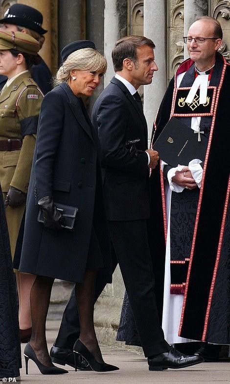 Не очень грустно. Мир прощается с британской королевой. Говорящие фотографии с церемонии похорон