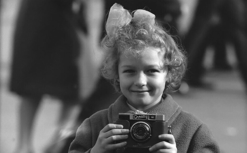 Юная фотолюбительница. Фото Виталия Гуменюка, октябрь 1966 год