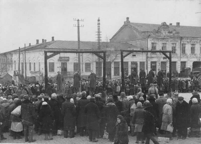 Публичная казнь немецких военных преступников на Базарной площади в Николаеве. 17.01.1946 год