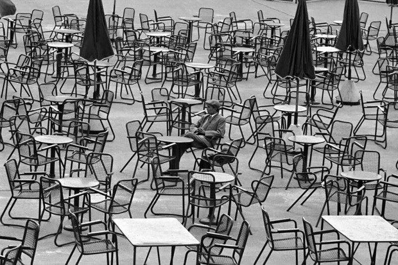 Ожидание в аэропорту, Амстердам, 1964. Фотограф Леонард Фрид