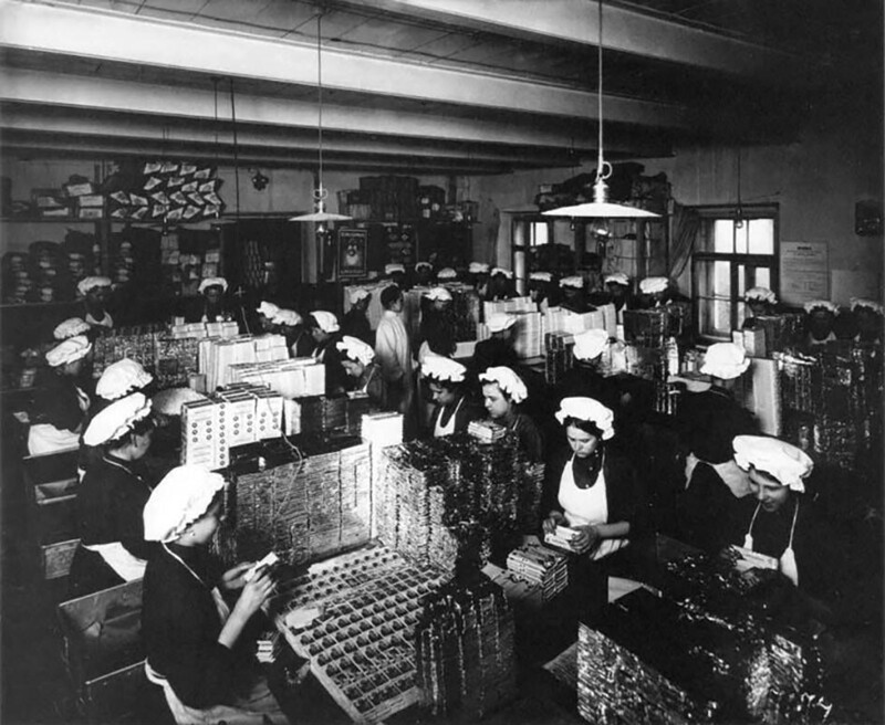 Упаковка продукции на кондитерской фабрике Жоржа Бормана, Санкт-Петербург (1900-е / 1910-е годы)