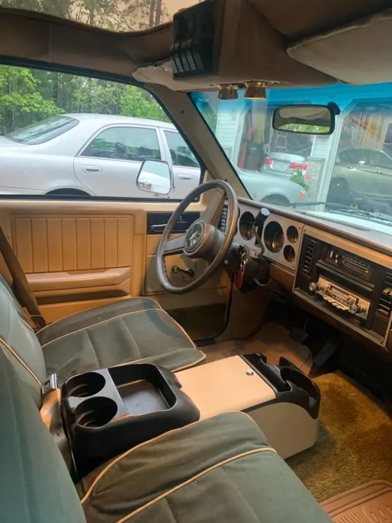 Переоборудованный фургон Chevy 1984 года с капитанскими креслами, кроватью и декоративным освещением