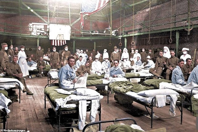 Старый спортзал, заполненный солдатами, возвращающимися домой с Первой мировой войны, дополнительно используется в качестве больницы скорой помощи при испанке