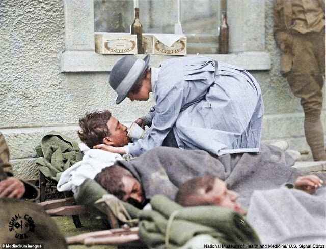 Медсестра Американского Красного Креста помогает раненым и больным солдатам на Монмирайле, Франция, 31 мая 1918 года