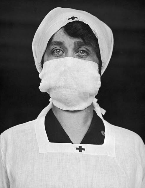 Сотрудница Красного Креста в маске, 1918 год