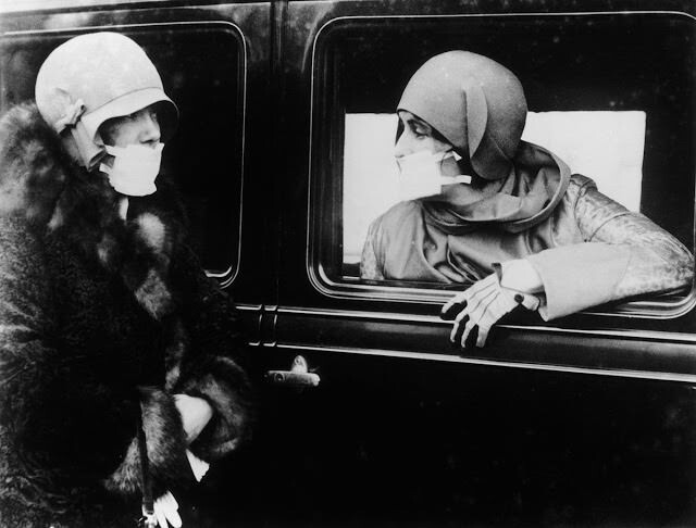 Две женщины разговаривают через маски от гриппа во время эпидемии, 1918 год
