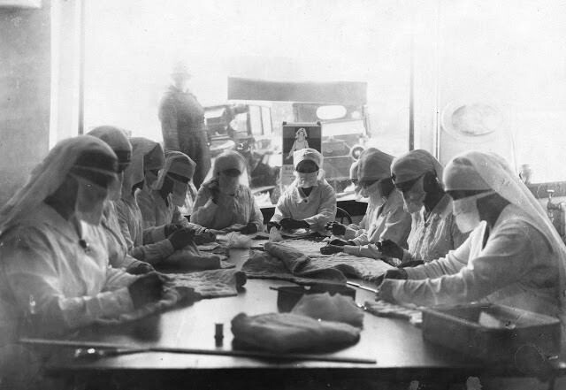 Борьба с гриппом в Сиэтле в 1918 году, работники в масках в помещении Красного Креста
