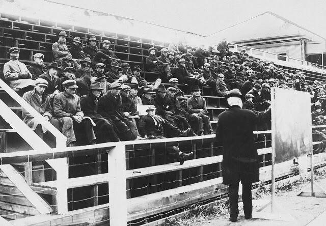 Лекция по физике, Университет Монтаны, Миссула, 1919 год. Во время эпидемии гриппа занятия проводились на открытом воздухе
