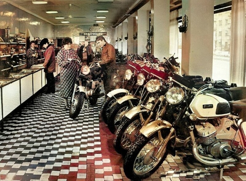 Продажа мотоциклов в магазине Спортивные товары, 70-е годы.