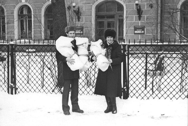 Счастливый отец... Ленинград, ноябрь 1983 год