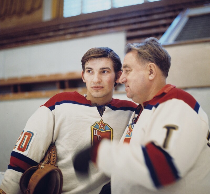 Старший тренер сборной СССР по хоккею Анатолий Тарасов и вратарь Владислав Третьяк, 1972 год