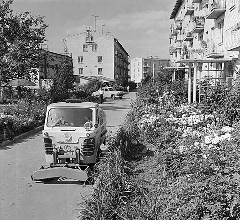 Универсальная уборочная машина на одной из улиц в 9-м квартале Новых Черёмушек. Москва, 1963 год