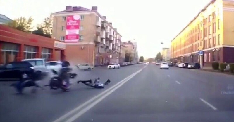 Авария дня Сразу два мотоциклиста закрыли сезон в Омске