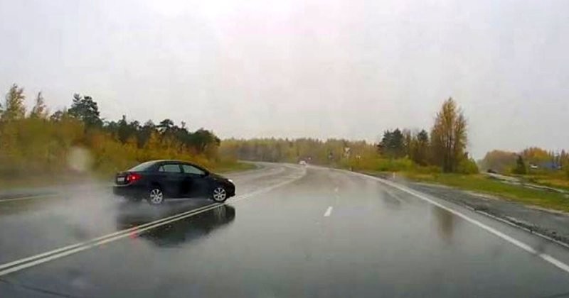 Балет на дороге: в ХМАО водителя закружило на мокром асфальте
