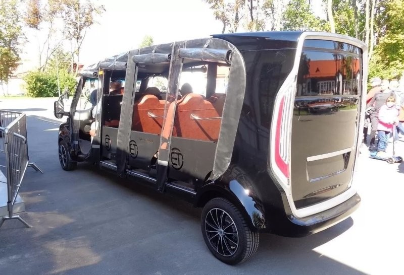 На ВДНХ заметили экскурсионный электробус с дизайном в стиле минивэна Aurus