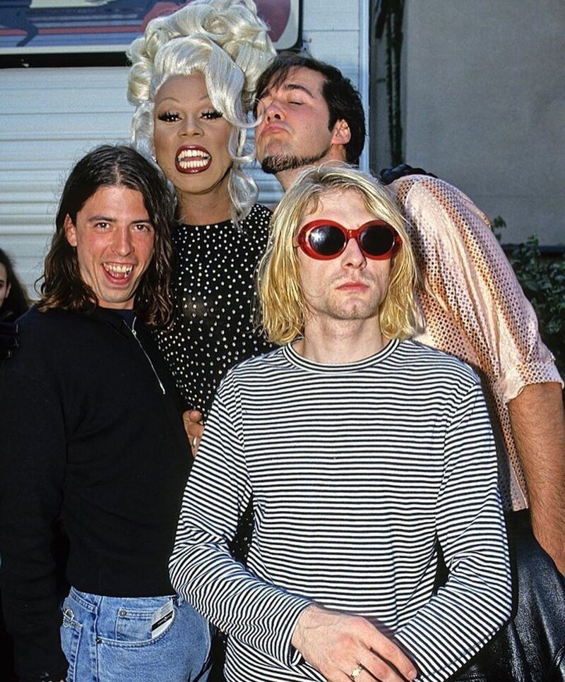 Музыканты Nirvana позируют с Ру Полом — популярнейшей американской дрэг-квин