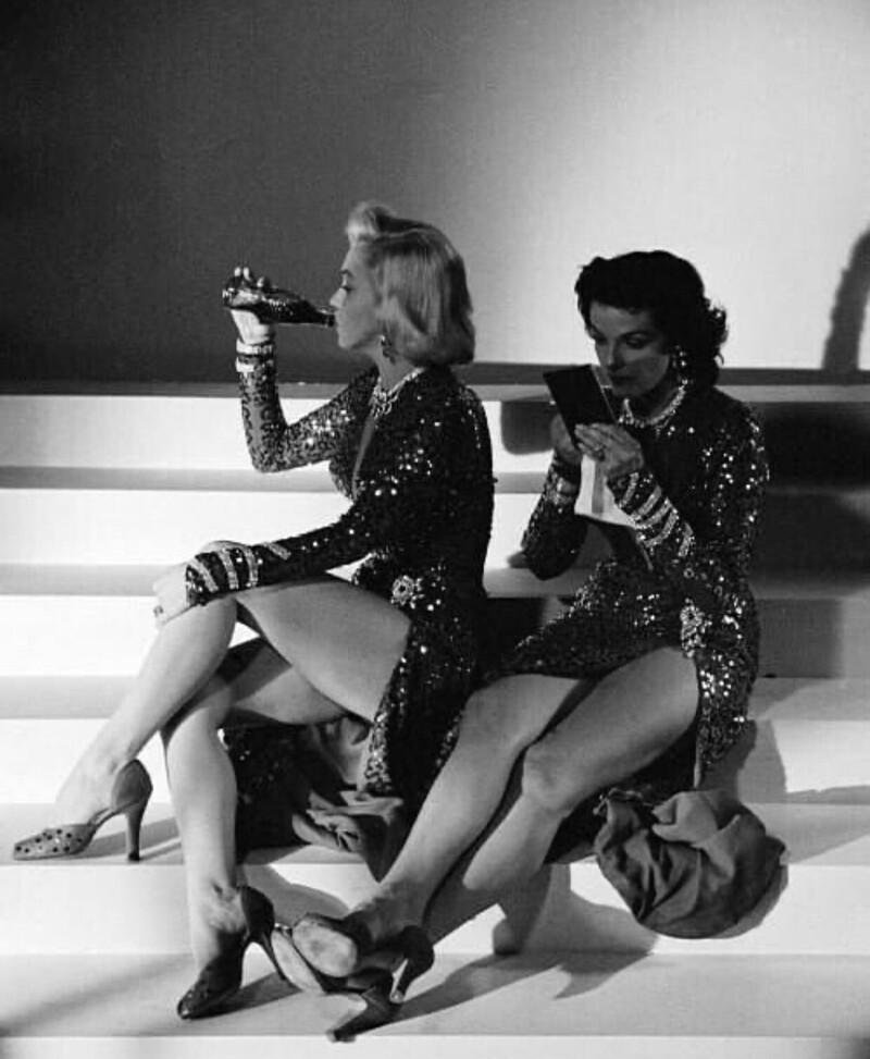 Мэрилин Монро и Джейн Рассел на съемках фильма «Джентельмены предпочитают блондинок», 1953 год