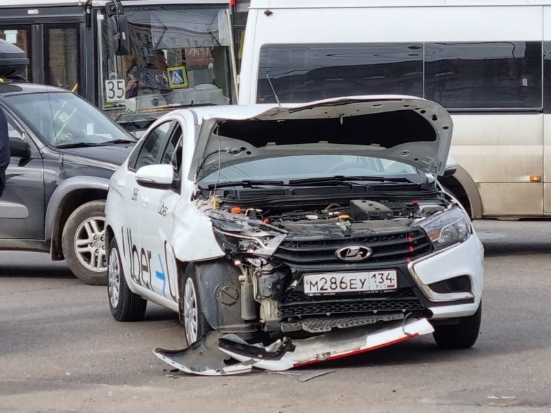 Пострадали двое детей: столкновение Mercedes и такси в центре Волгограда