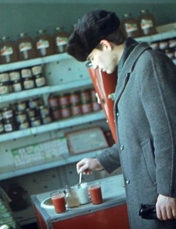 Отдел «Соки» продуктового магазина. 1970–е.