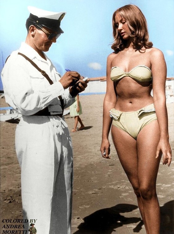 Полицейский оштрафовал женщину за ношение бикини, Римини, Италия, 1957 год